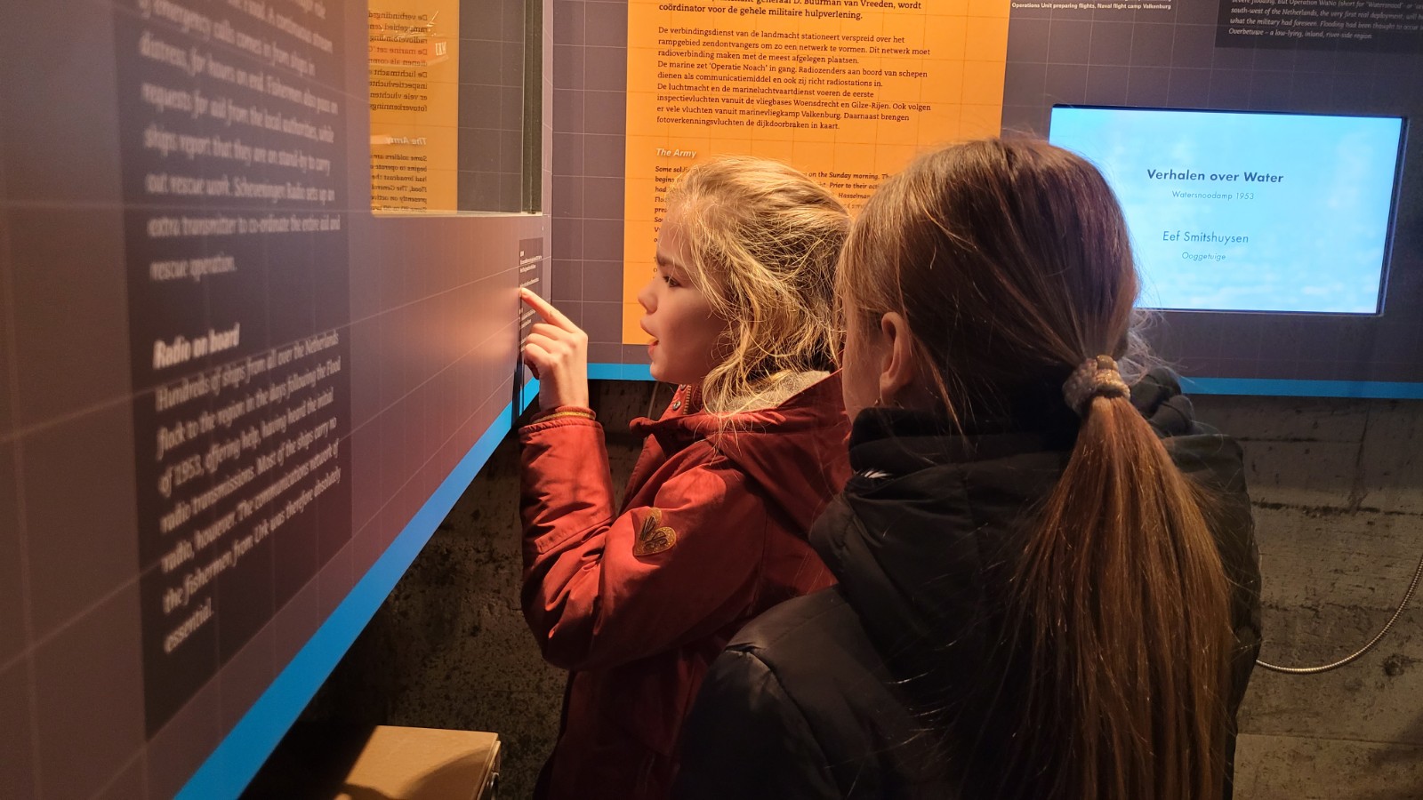 Twee kinderen ontdekken verhalen over water in het Watersnoodmuseum in Ouwerkerk.
