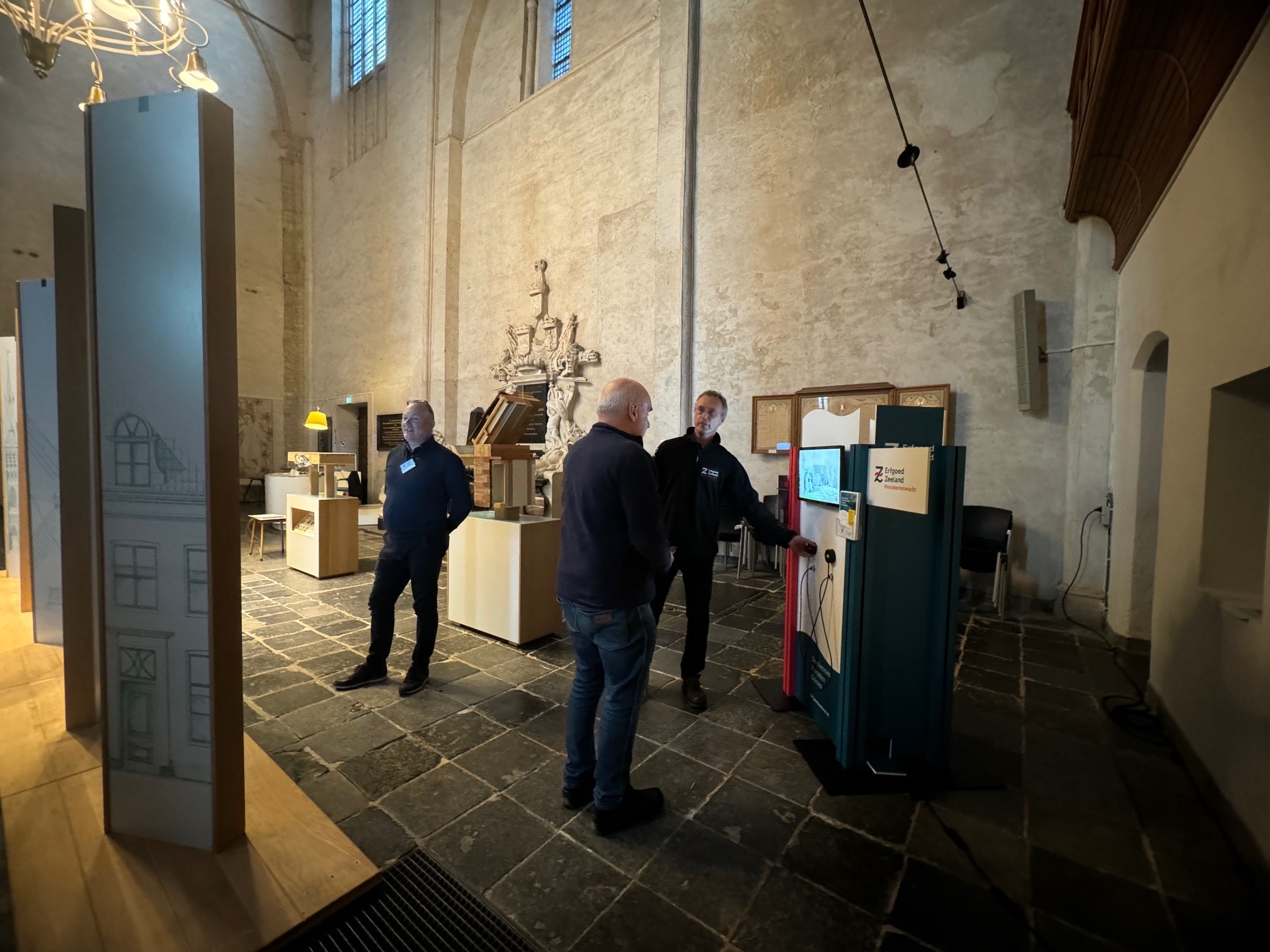 Impressie van de expositie 'Monumenten verduurzamen' in Wandelkerk in Middelburg in november 2023.