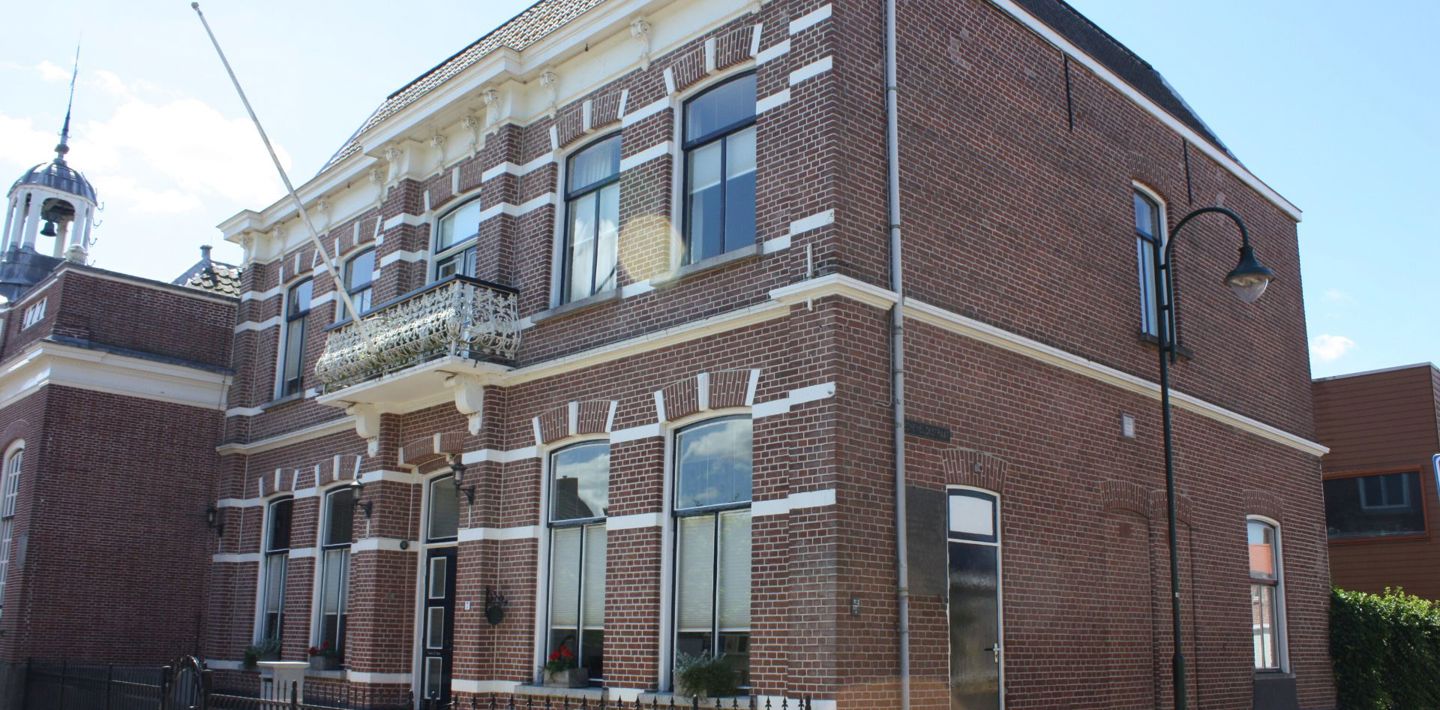 Hoekaanzicht van de pastorie van Oud-Vossemeer.