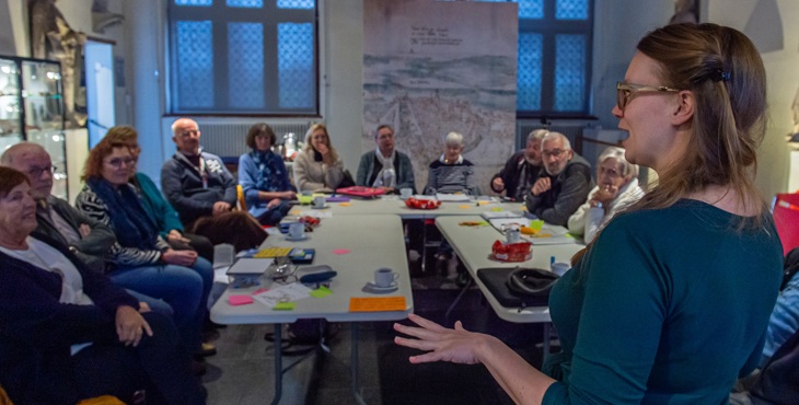 Verschillende deelnemers nemen deel aan de cursus Wijzer met erfgoededucatie.