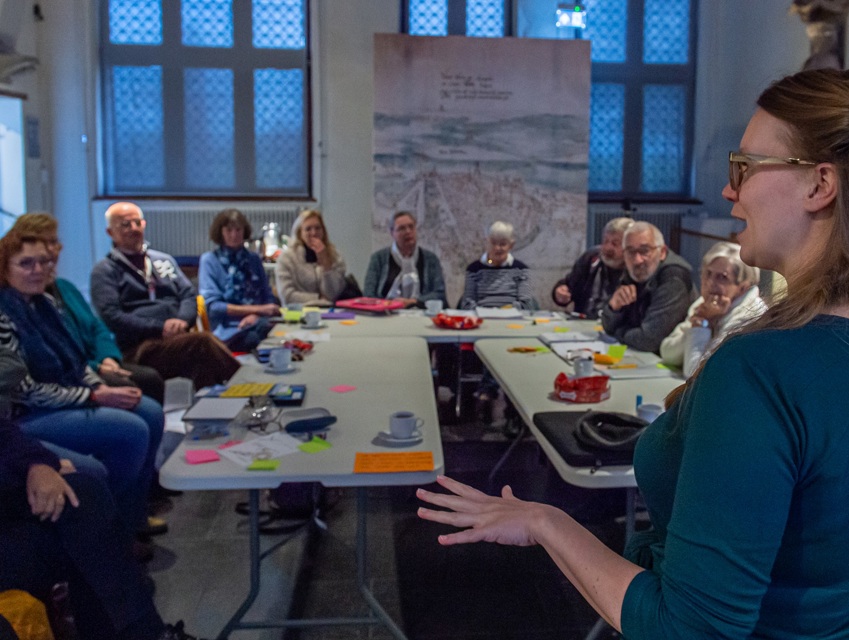 Verschillende deelnemers nemen deel aan de cursus Wijzer met erfgoededucatie.