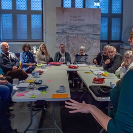 Verschillende deelnemers nemen deel aan de cursus Wijzer met erfgoededucatie.