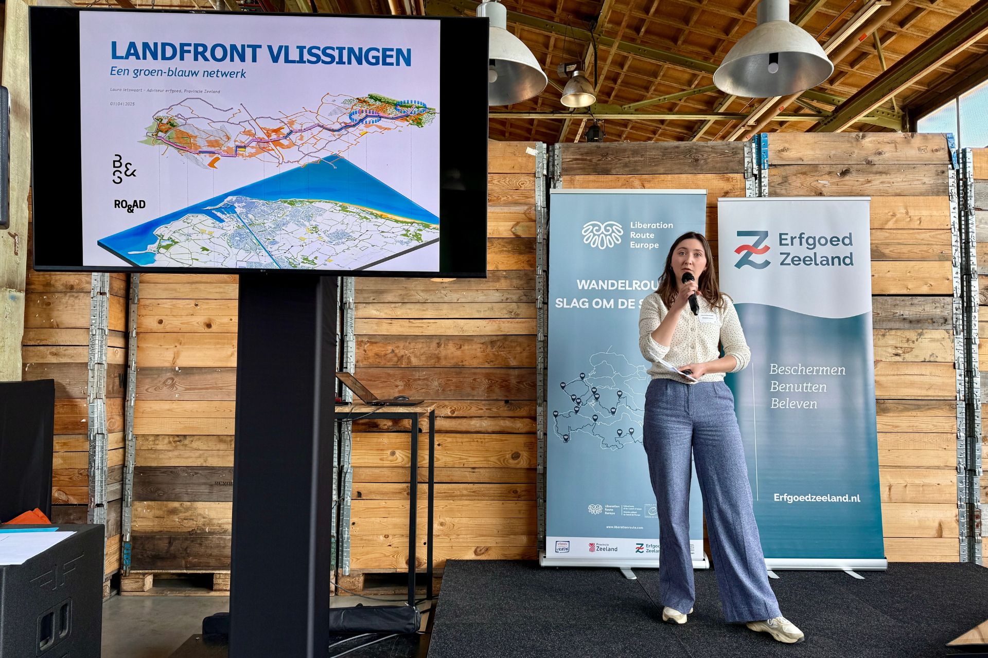 Laura Ietswaart presenteert de erfgoeddeal Landfront Vlissingen.