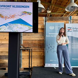Laura Ietswaart presenteert de erfgoeddeal Landfront Vlissingen.