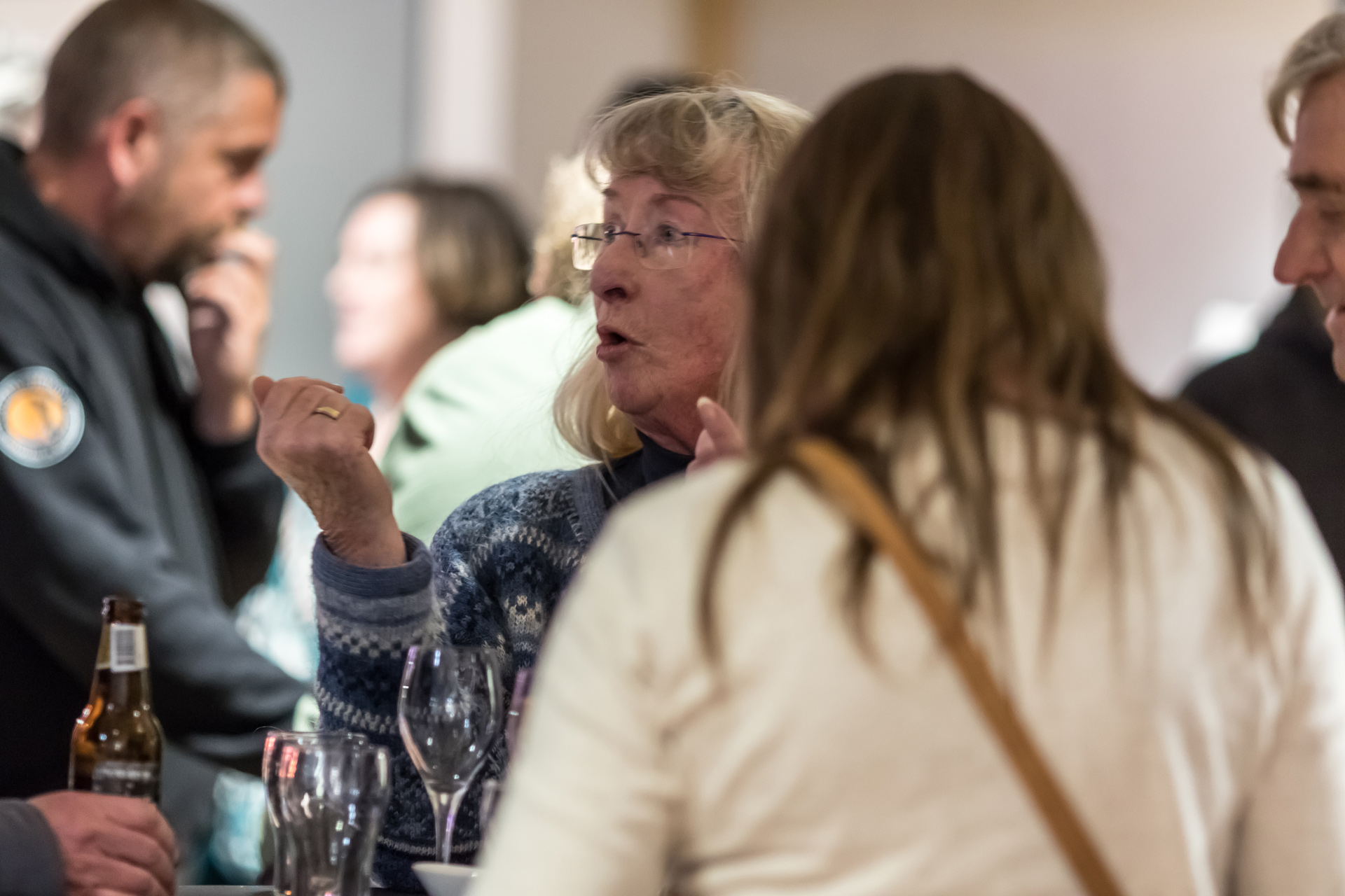 Na afloop van de lezingen is het gezellig bijpraten met een hapje en drankje.