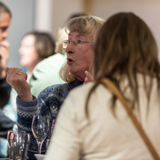 Na afloop van de lezingen is het gezellig bijpraten met een hapje en drankje.