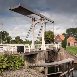 Monumentale brug bij haven in Veere