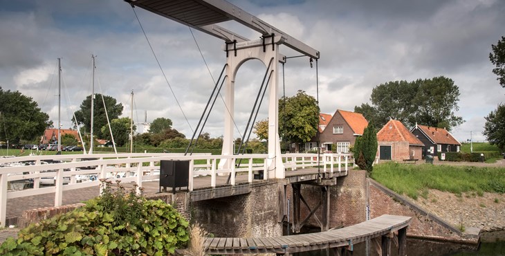 Monumentale brug bij haven in Veere