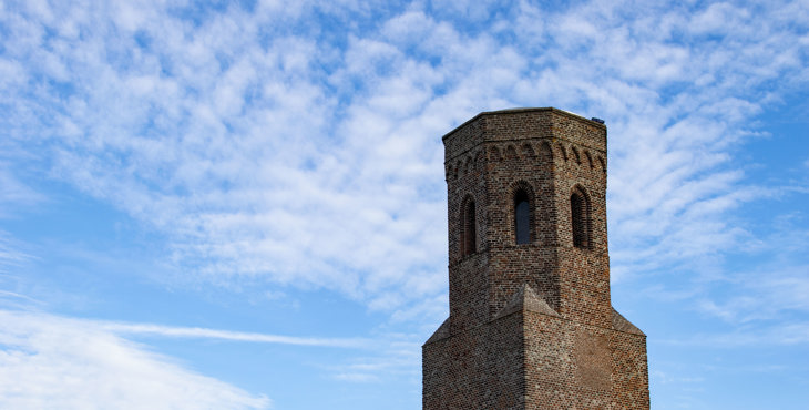 De 23 meter hoge Plompe Toren in Koudekerke.