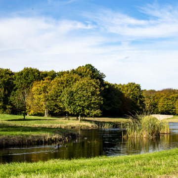 Een groene omgeving bij het monument Kasteel Westhove in Oostkapelle.