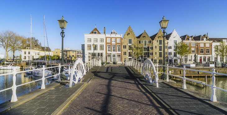 De Spijkerbrug in Middelburg met op de achtergrond monumentale panden.