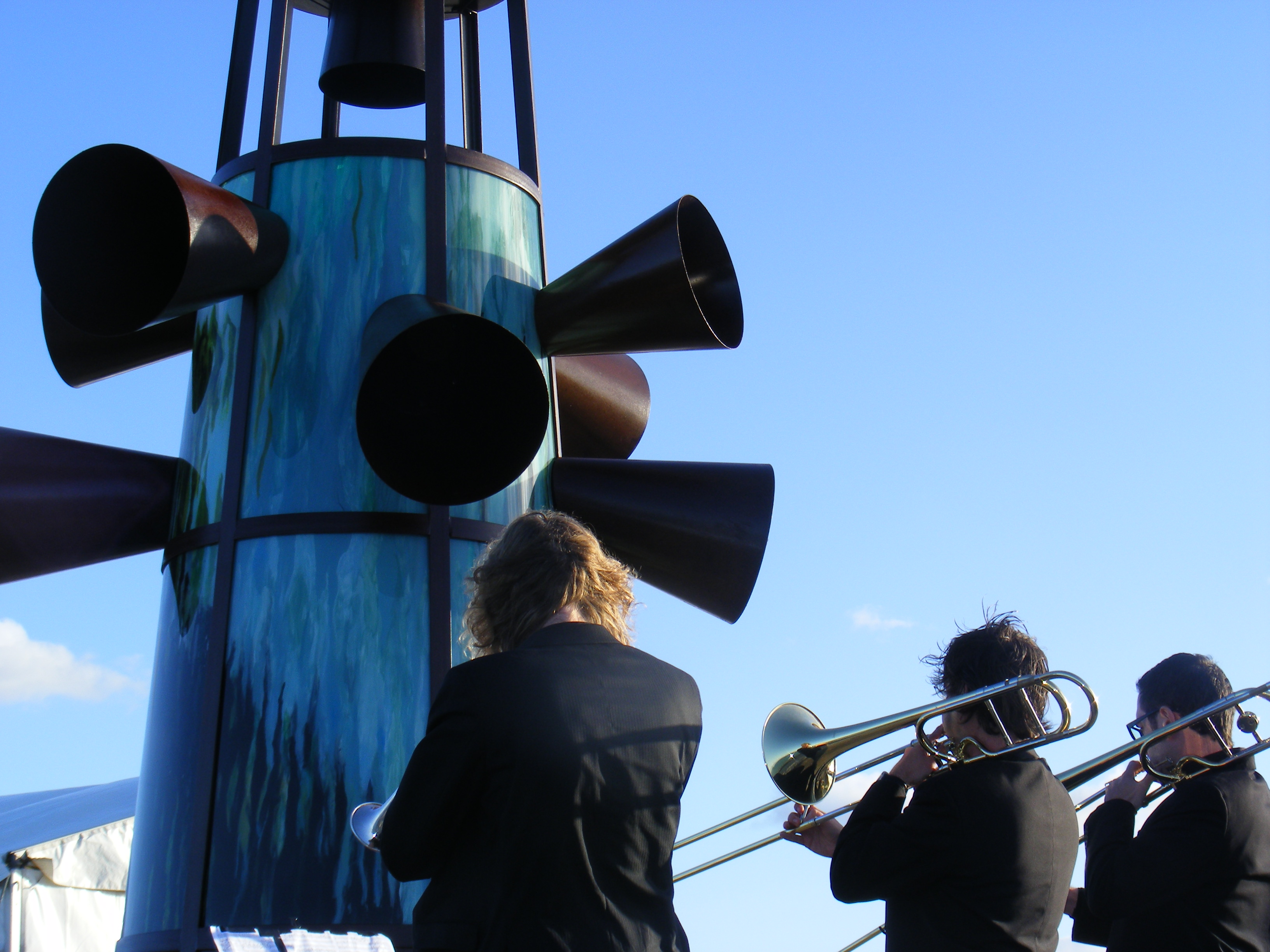 Muzikanten tijdens de opening van het Monument voor de Verdronken Dorpen in Zeeland, Colijnsplaat.