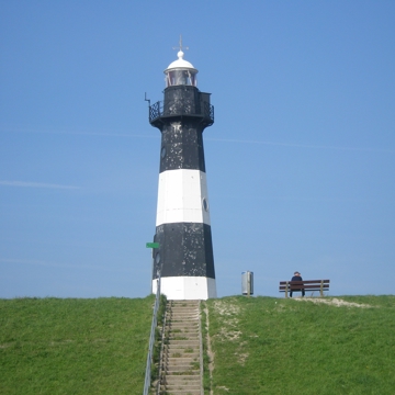 De vuurtoren van Breskens tegen een strak blauwe lucht. 