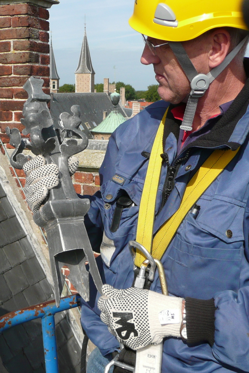 Monumentenwachter voert met een hoogwerker een inspectie uit aan de Abdij in Middelburg.