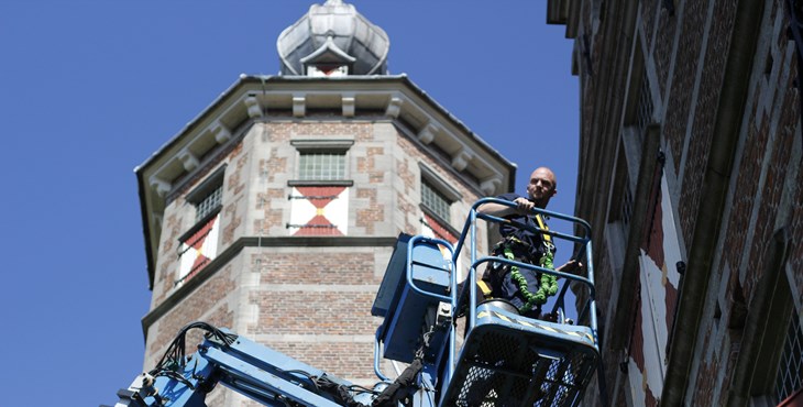 Monumentenwachter voert met een hoogwerker een inspectie uit aan de Kloveniersdoelen in Middelburg.