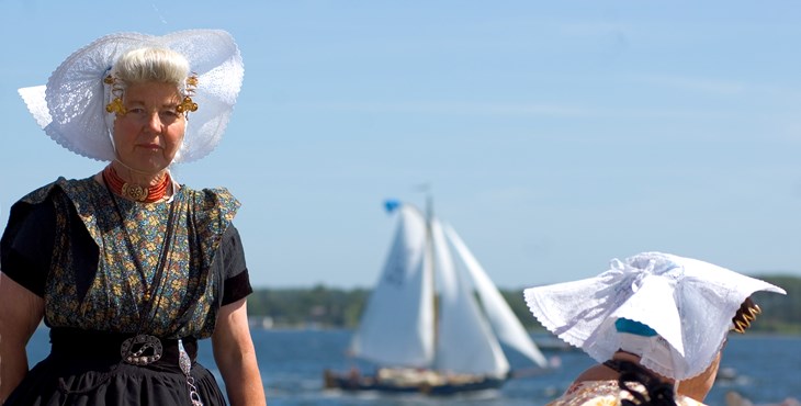 Twee vrouwen dragen streekdracht uit Arnemuiden.