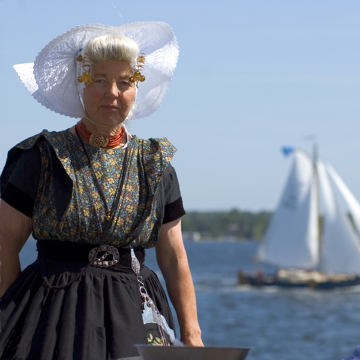 Twee vrouwen dragen streekdracht uit Arnemuiden.