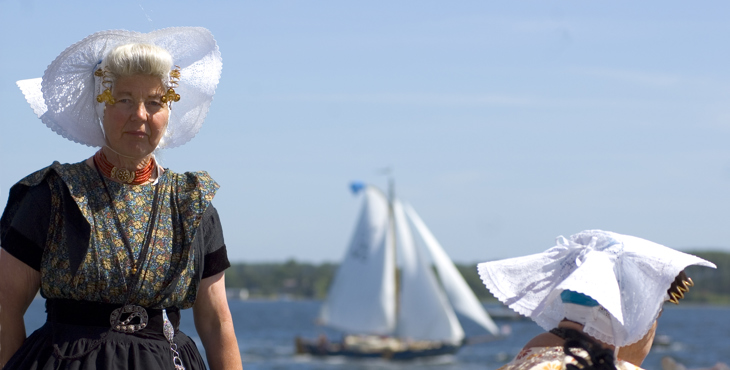 Twee vrouwen dragen streekdracht uit Arnemuiden.