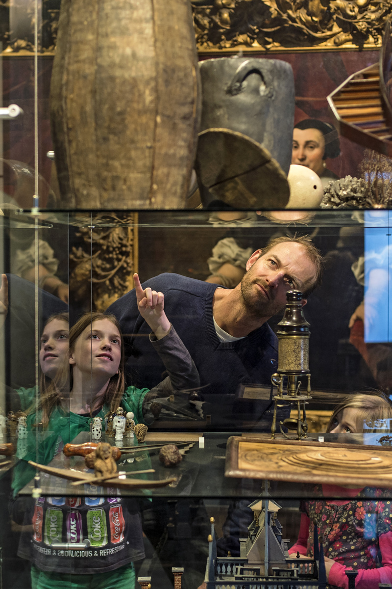 Bezoekers van Maritiem muZEEum in Vlissingen bekijken een vitrine op de afdeling Glorie.