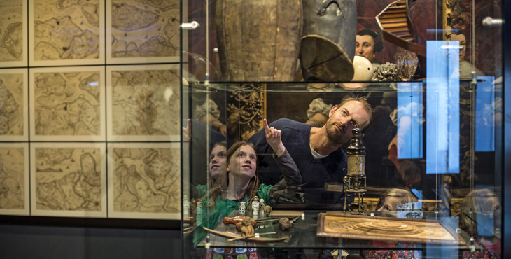Bezoekers van Maritiem muZEEum in Vlissingen bekijken een vitrine op de afdeling Glorie.