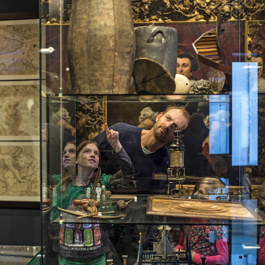 Bezoekers van Maritiem muZEEum in Vlissingen bekijken een vitrine op de afdeling Glorie.