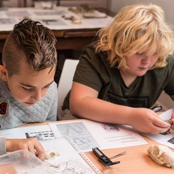 Twee kinderen maken een opdracht in het Stadhuismuseum in Zierikzee.