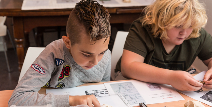 Twee kinderen maken een opdracht in het Stadhuismuseum in Zierikzee.