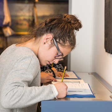 Kinderen maken een opdracht in het Stadsmuseum in Zierikzee.