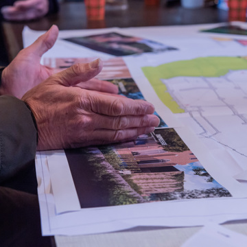 Toelichting op ruimtelijke plannen en bouwplannen in het maandelijkse Planoverleg vergunningen.