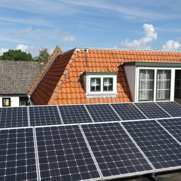 Zonnepanelen op het dak van een monumentaal pand.