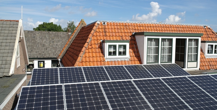 Zonnepanelen op het dak van een monumentaal pand.