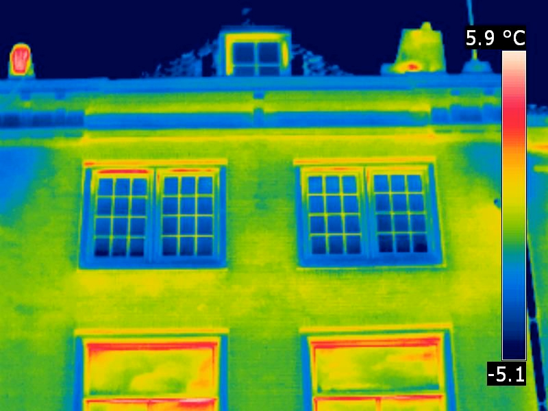 Een warmtescan van een monumentenpand maakt warmtelekken zichtbaar.