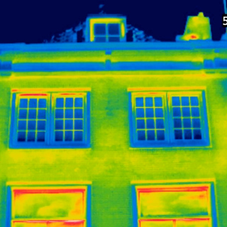 Een warmtescan van een monumentenpand maakt warmtelekken zichtbaar.