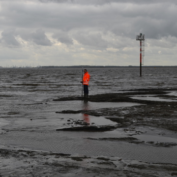 Een archeoloog doet bodemonderzoek in Oud-Rilland.