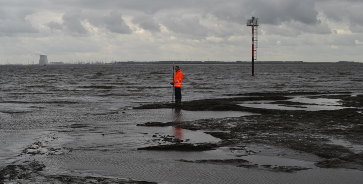 Een archeoloog doet bodemonderzoek in Oud-Rilland.