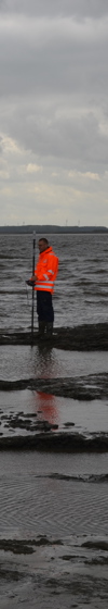Een archeoloog doet bodemonderzoek in Oud-Rilland.