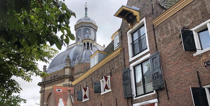 De Oostkerk in Middelburg met op de voorgrond het VOC-pakhuis.