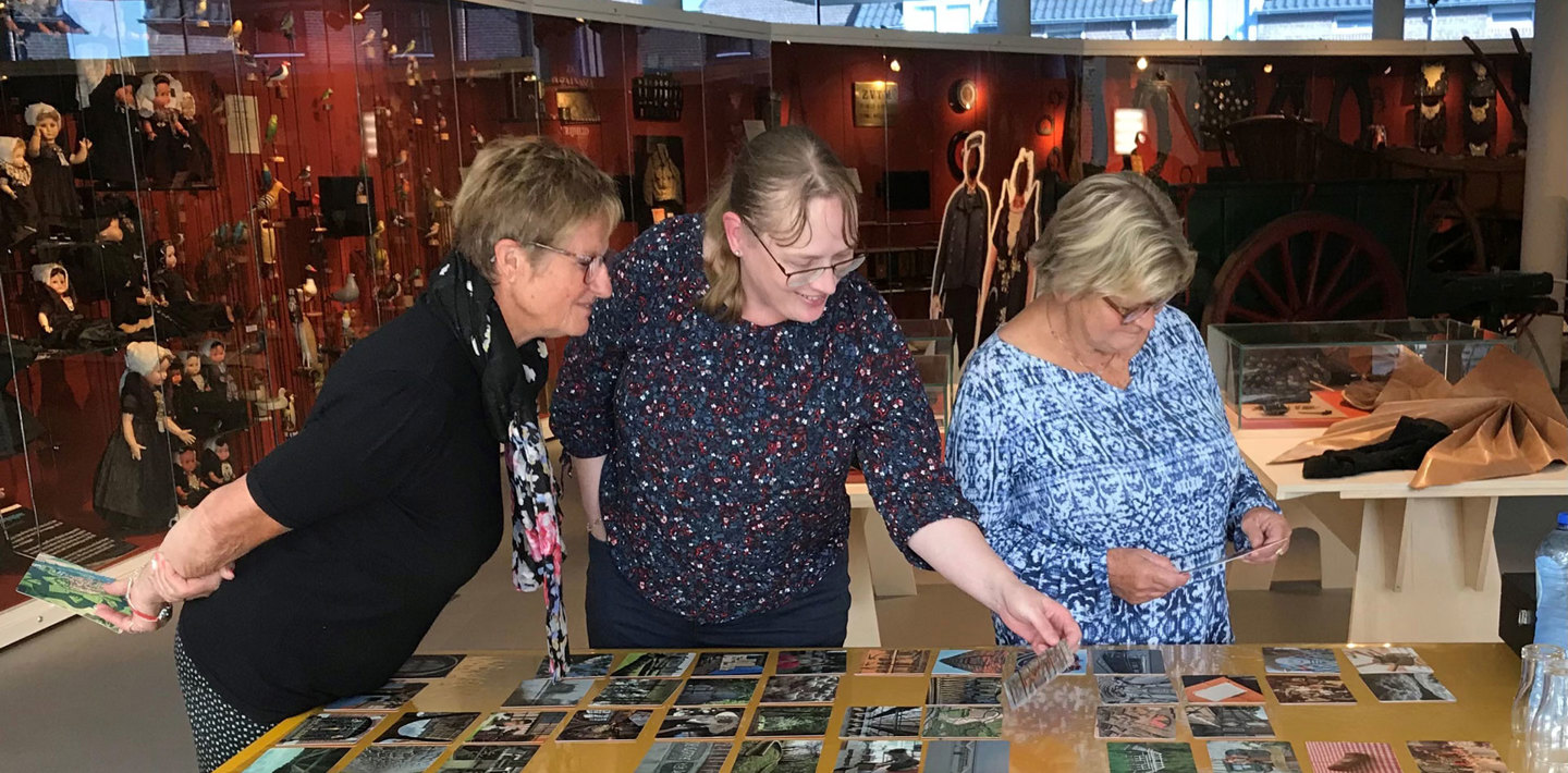 Drie deelneemsters aan de training Wijzer met erfgoededucatie selecteren foto