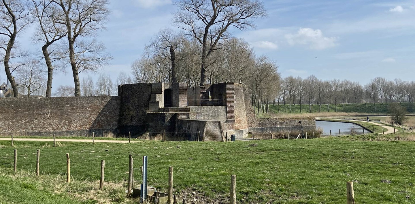 Landelijk beeld met verdedigingswerken in de gemeente Sluis.