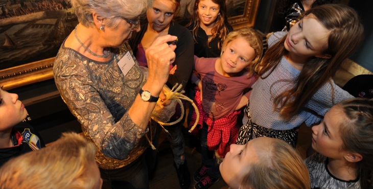 Kinderen bezoeken het Zeeuws maritiem muZEEum in Vlissingen. Foto Lex de Meester.