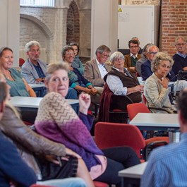 Vrijwilligers van provinciale erfgoedorganisaties en erfgoedambtenaren van Provincie en gemeenten tijdens een contactdag. Foto Mieke Wijnen Fotografie, 2021.