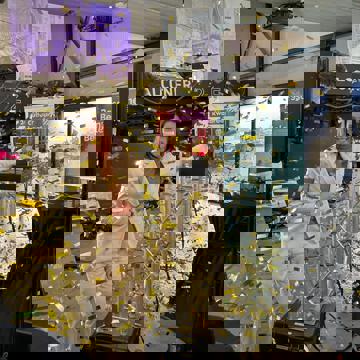 Met een druk op de rode knop zet cultuurgedeputeerde Anita Pijpelink de eerste vijf erfgoededucatielessen online op reizenindetijd.nl.