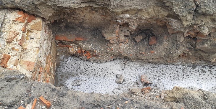 Bakstenen muurrest, ontdekt tijdens de aanleg van een waterleiding bij de Kaaij in Tholen in mei 2022.