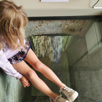 Meisje bezoekt het Museum Het Warenhuis