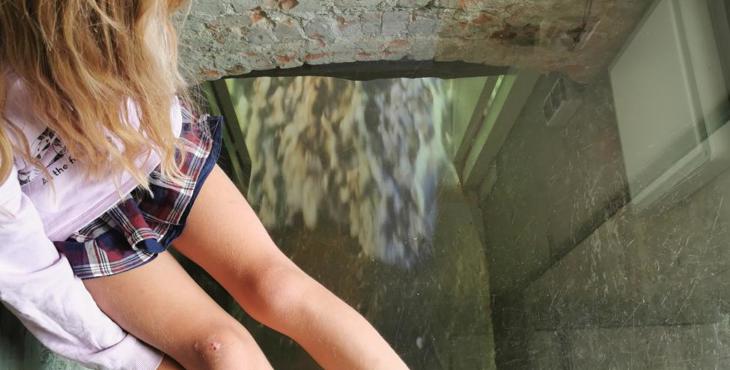 Meisje bezoekt het Museum Het Warenhuis