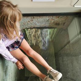 Meisje bezoekt het Museum Het Warenhuis