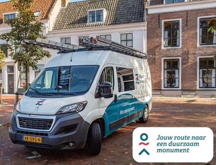 Bus van de Monumentenwacht geparkeerd voor een monumentenpand in Middelburg.