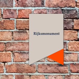 Rijksmonument schild aan gevel.