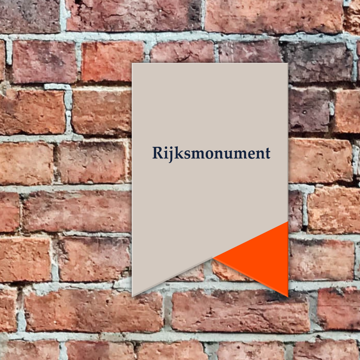 Rijksmonument schild aan gevel.