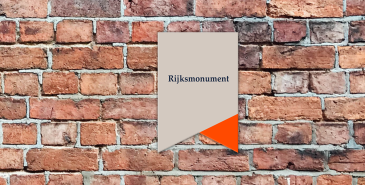 Rijksmonument schild aan gevel.